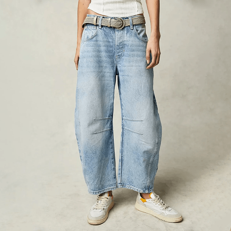 Hellblaue Nina High-Waist Barrel-Jeans mit weitem Schnitt, verkürzter Länge und lässiger Five-Pocket-Optik.