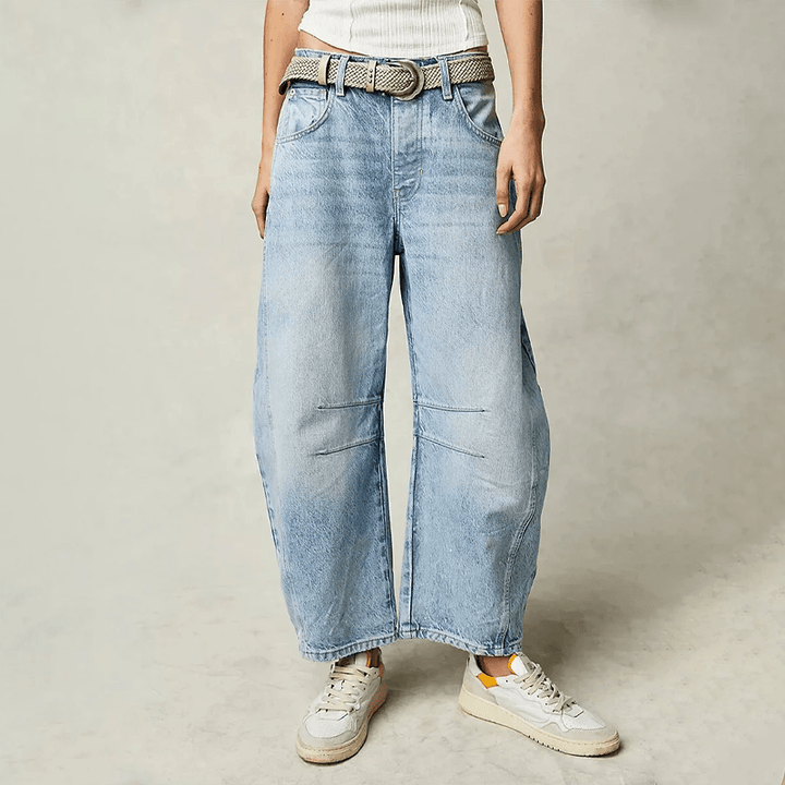 Hellblaue Nina High-Waist Barrel-Jeans mit weitem Schnitt, verkürzter Länge und lässiger Five-Pocket-Optik.
