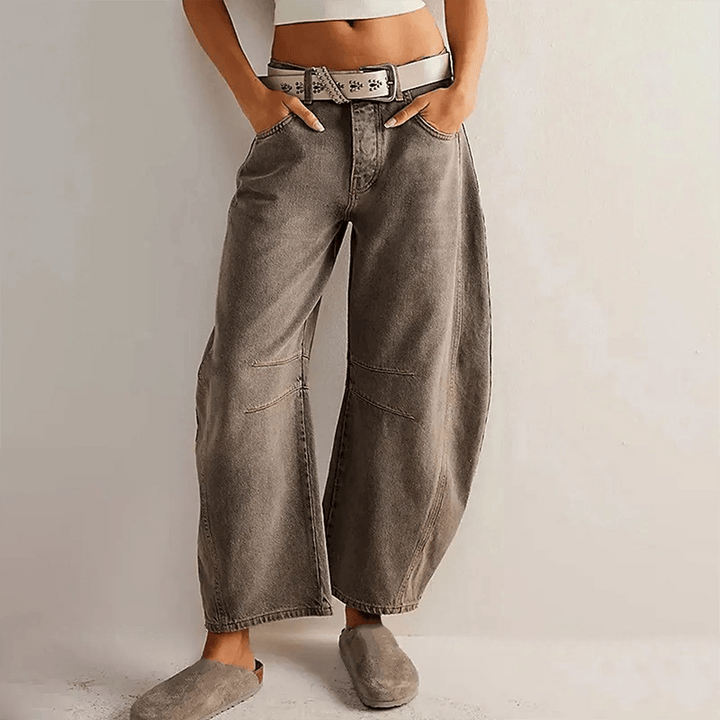 Dunkelgraue Nina High Waist Barrel-Jeans mit weitem Schnitt und verkürzter Länge für einen modernen, lässigen Look.
