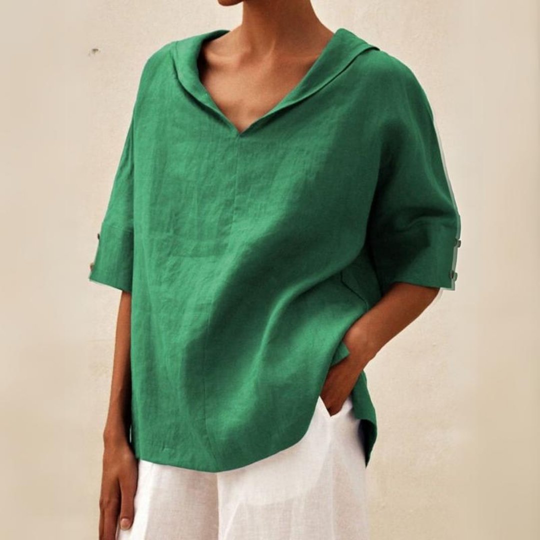Grüne Damen-Leinenbluse mit V-Ausschnitt, lockerem Schnitt und kurzen Ärmeln mit dekorativen Knöpfen.