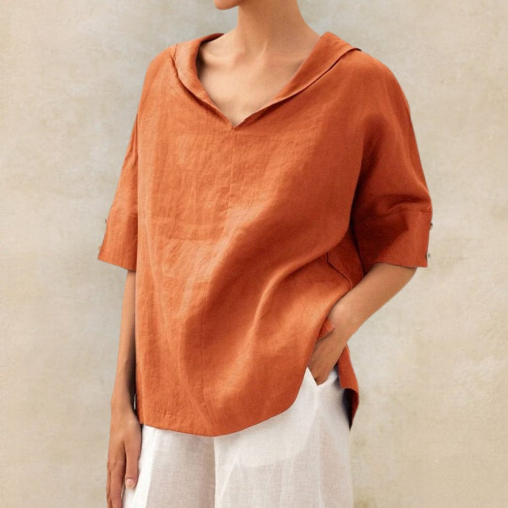 Rostrote Damen-Leinenbluse mit V-Ausschnitt, lockerem Schnitt und kurzen Ärmeln mit Knopfdetails.