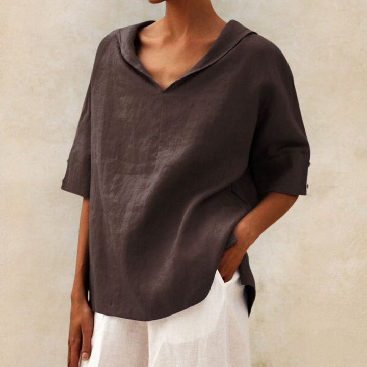 Dunkelbraune Damen-Leinenbluse mit V-Ausschnitt, lockerem Schnitt und kurzen Ärmeln mit Knopfdetails.