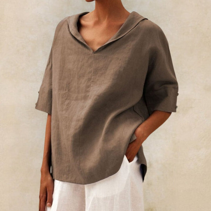 Braune Damen-Leinenbluse mit V-Ausschnitt, lockerem Schnitt und kurzen Ärmeln mit Knopfdetails.