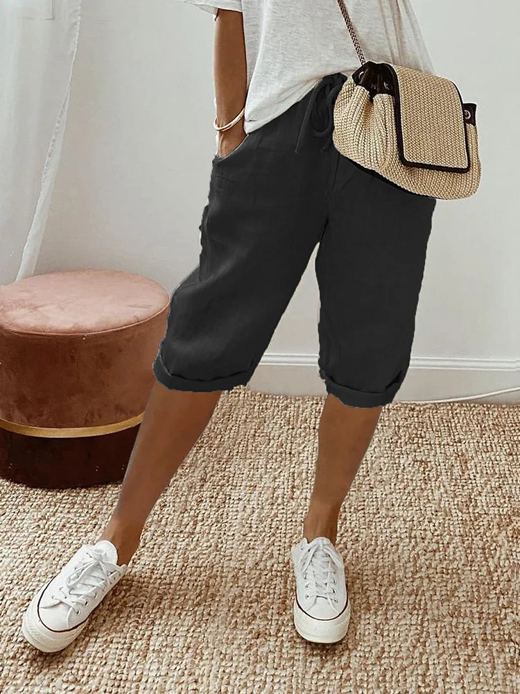 Damen Nina Leinen Sommer Kurze Hose in Schwarz, locker sitzend mit verstellbarem Bund und Seitentaschen.