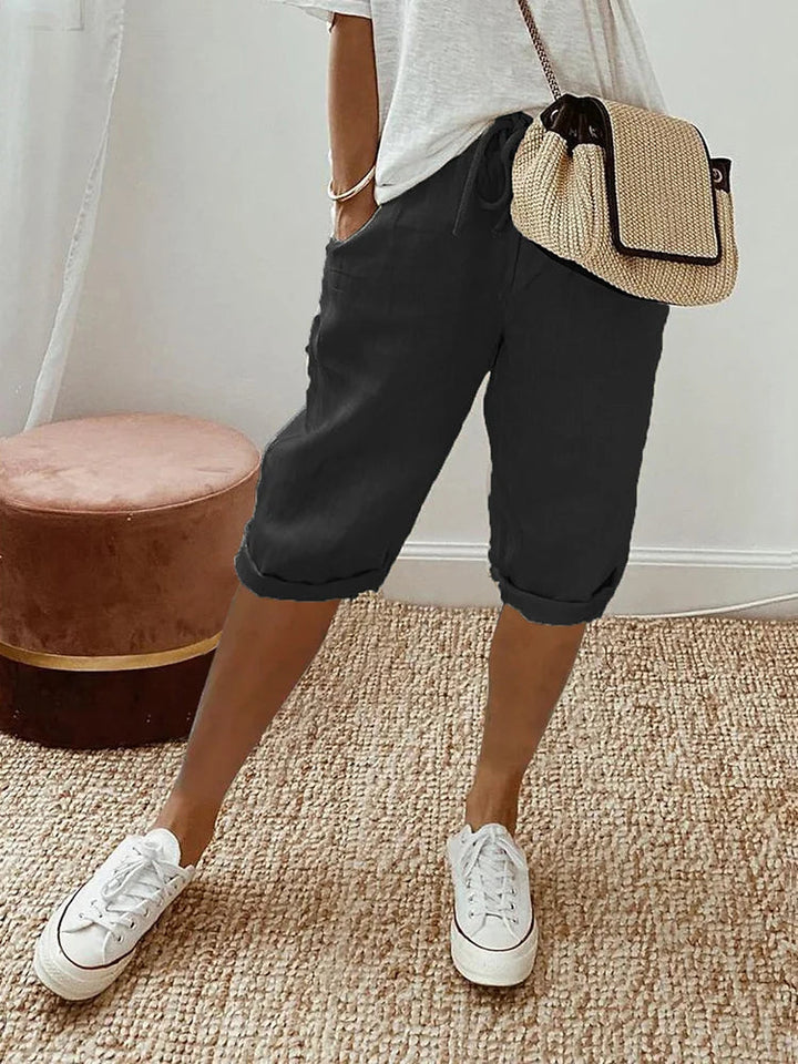 Damen Nina Leinen Sommer Kurze Hose in Schwarz, locker sitzend mit verstellbarem Bund und Seitentaschen.
