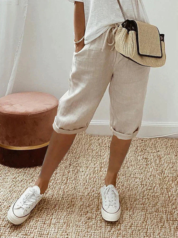Nina Damen Leinen Sommer Kurze Hose in Beige, locker sitzend mit verstellbarem Bund und aufgerollten Säumen.