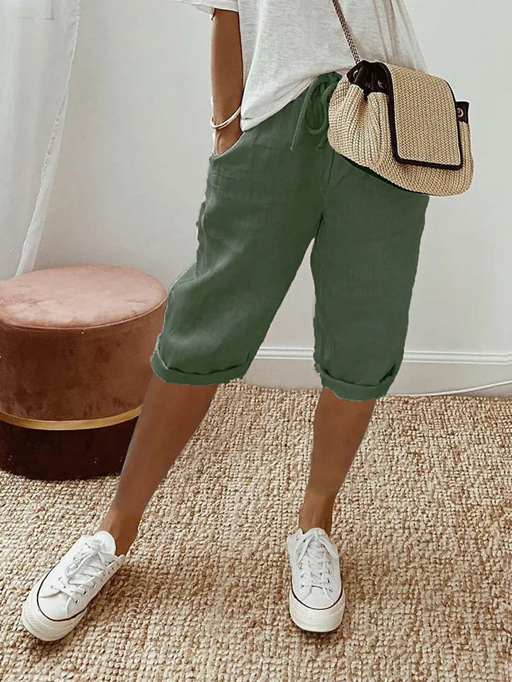 Damen Nina Leinen Sommer Kurze Hose in Grün mit lockerer Passform, verstellbarem Bund und Seitentaschen.