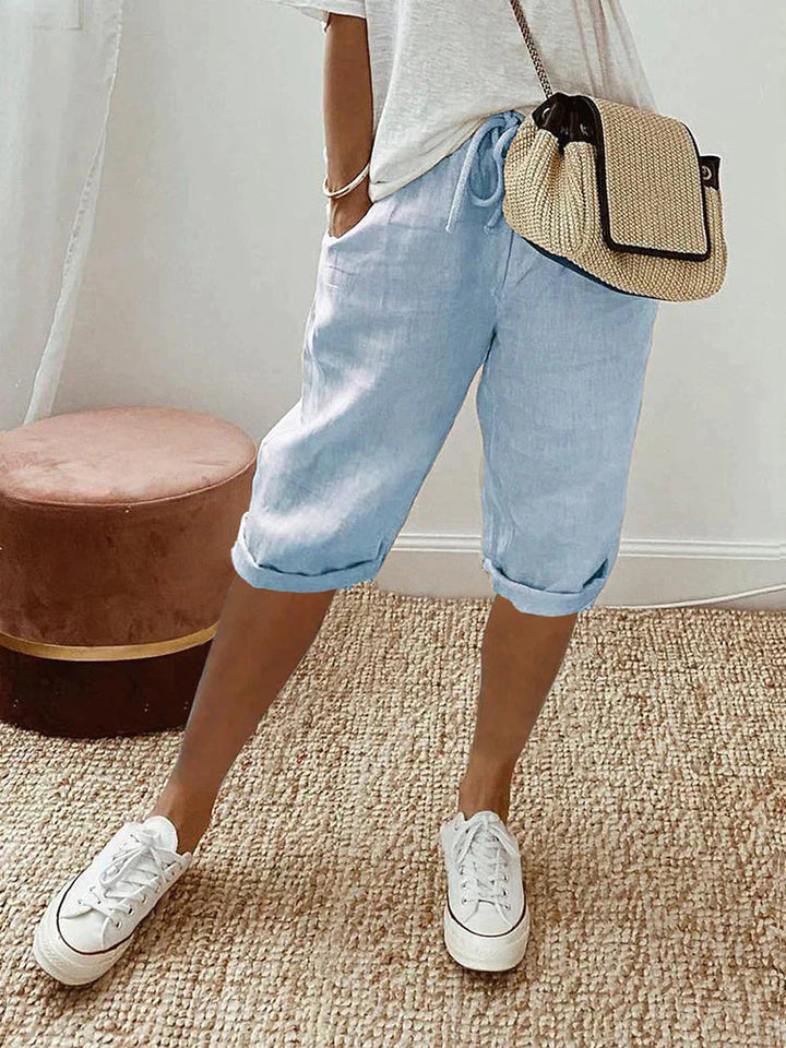 Damen Nina Leinen Sommer Kurze Hose in Hellblau, locker geschnitten mit verstellbarem Bund und aufgerollten Säumen.