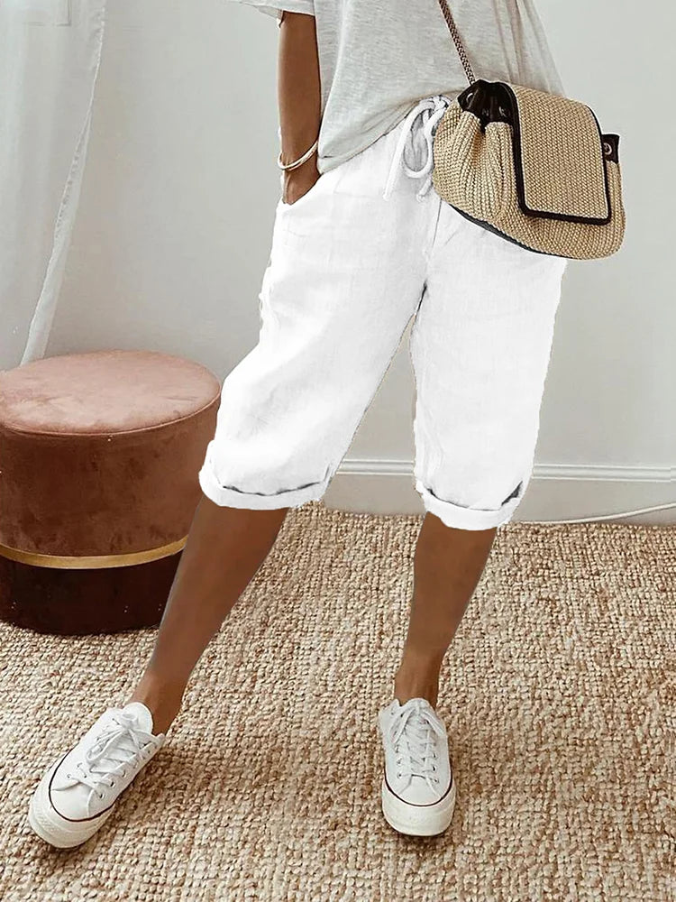 Weiße Nina Damen Leinen Sommer Kurze Hose mit Kordelzug, lockerer Passform und aufgerollten Säumen.