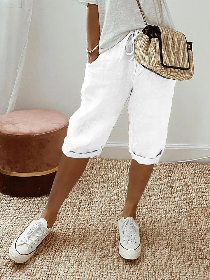 Weiße Nina Damen Leinen Sommer Kurze Hose mit Kordelzug, lockerer Passform und aufgerollten Säumen.