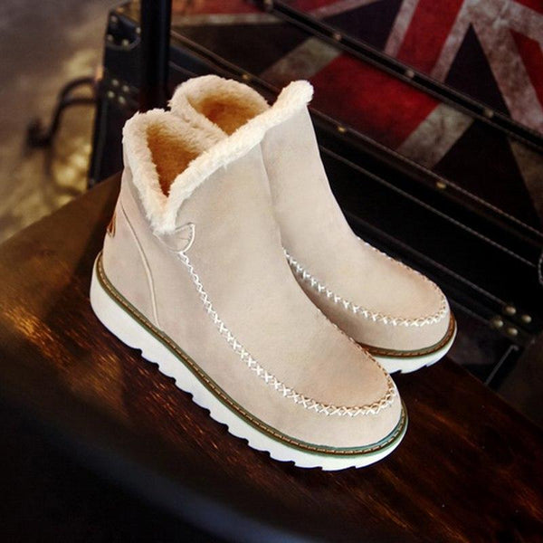 Beigefarbene Damen-Winterstiefeletten in Wildlederoptik mit flauschigem Kunstfellfutter und markanter Mokassin-Ziernaht.