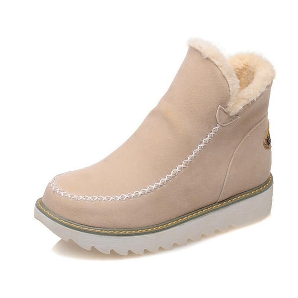Beige Damen-Winterstiefelette in Wildlederoptik mit Kunstfellfutter, Mokassin-Ziernaht und gerippter Laufsohle.