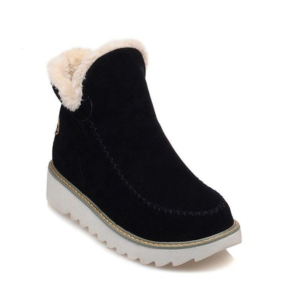 Schwarze Damen-Winterstiefeletten in Wildlederoptik mit flauschigem Kunstfell-Futter und gerippter Laufsohle.