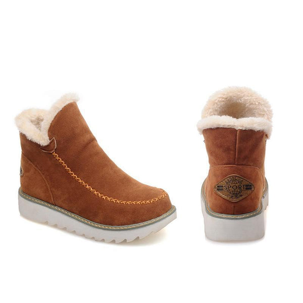 Braune Damen-Winterstiefeletten in Wildlederoptik mit flauschigem Kunstfellfutter und gerippter Laufsohle.