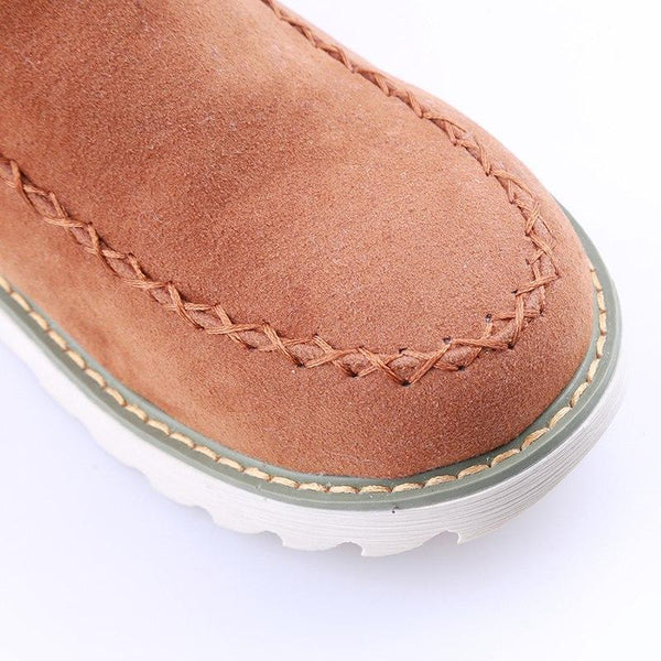 Braune Damen-Winterstiefelette in Wildlederoptik mit Mokassin-Ziernaht und gerippter, heller Laufsohle.