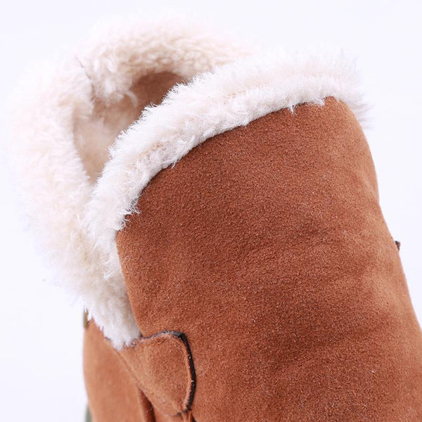 Braune Damen-Winterstiefelette in Wildlederoptik mit flauschigem, hellem Kunstfell-Innenfutter und Ziernaht.