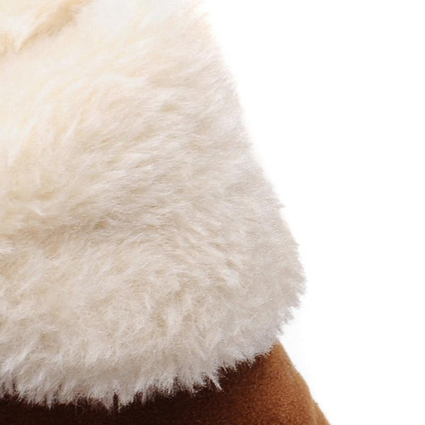 Braune Damen-Winterstiefelette in Wildlederoptik mit flauschigem, cremefarbenem Kunstfell-Abschluss am Schaft.