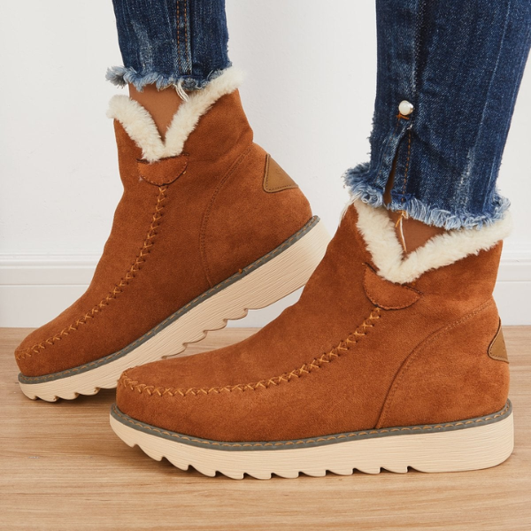 Braune Damen-Winterstiefeletten in Wildlederoptik mit flauschigem Kunstfell-Futter und gerippter Laufsohle.