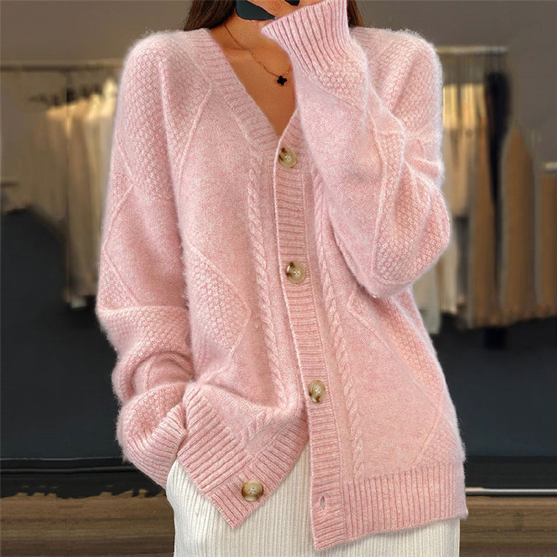 Rosa Damen-Strickjacke mit Zopfmuster, V-Ausschnitt, Knopfleiste und weicher Passform für einen gemütlichen Look.