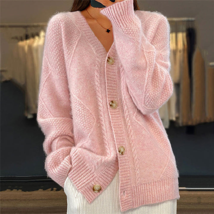 Rosa Damen-Strickjacke mit Zopfmuster, V-Ausschnitt, Knopfleiste und weicher Passform für einen gemütlichen Look.