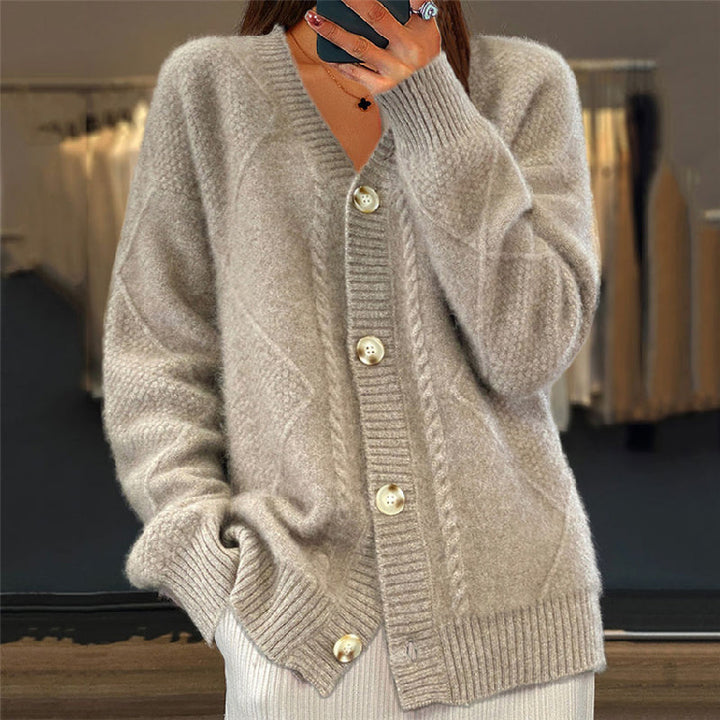 Beigefarbene Damen-Strickjacke Nina mit Zopfmuster, V-Ausschnitt und durchgehender Knopfleiste in lockerer Passform.