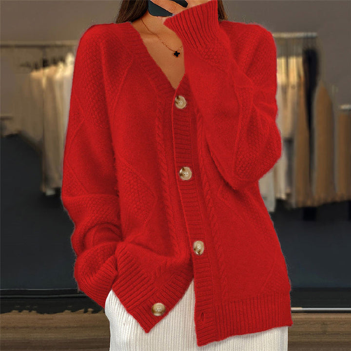 Rote Damen-Strickjacke mit Zopfmuster, V-Ausschnitt und durchgehender Knopfleiste in lockerer Passform.