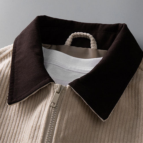 Beige Herren Cordjacke mit Reißverschluss und kontrastierendem dunkelbraunem Umlegekragen.