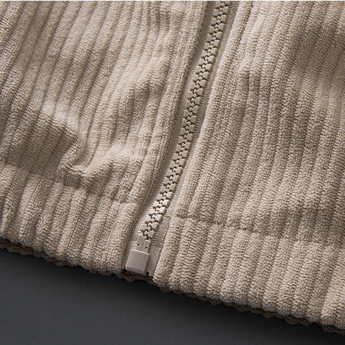 Beigefarbene Herren-Cordjacke mit markanter Rippenstruktur und durchgehendem Reißverschluss am elastischen Saum.