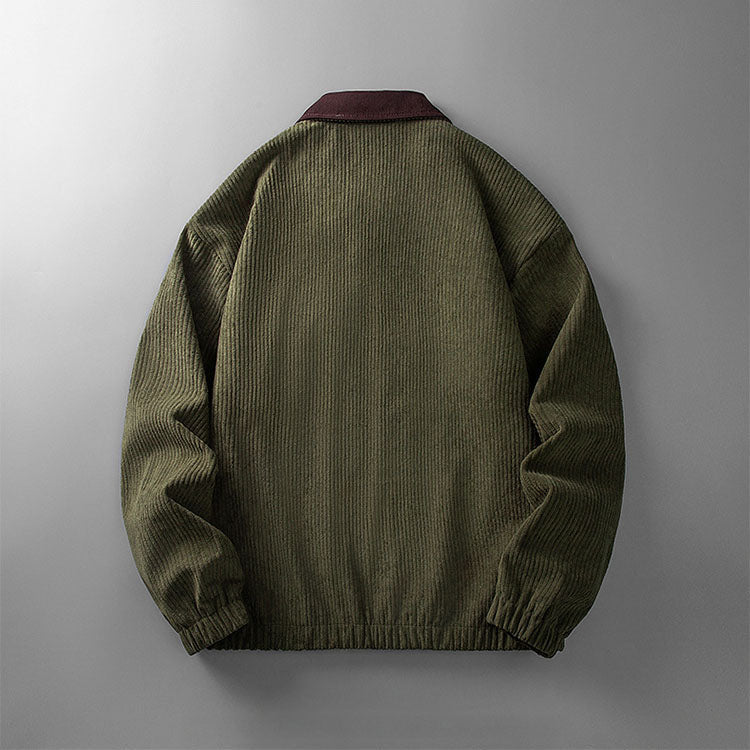Rückansicht einer olivgrünen Herren-Cordjacke mit dunkelrotem Kragen, elastischen Bündchen und geradem Schnitt.