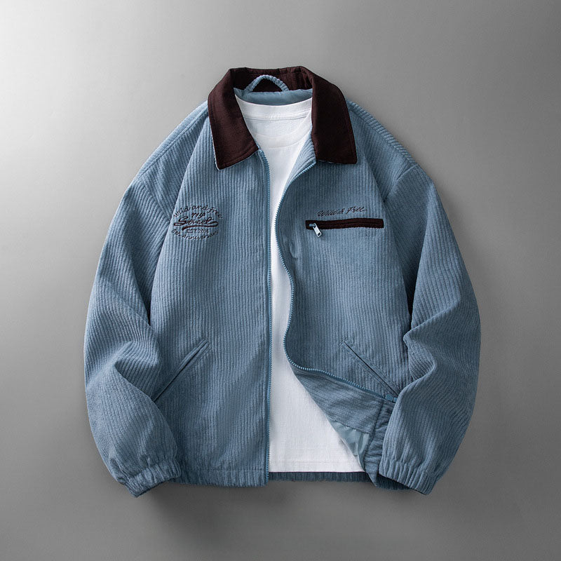 Hellblaue Herren-Cordjacke mit Reissverschluss, dunkelbraunem Kragen, Brusttasche und lässiger Passform.