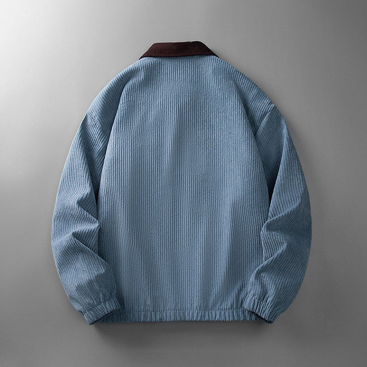Blaue Herren-Cordjacke mit dunklem Kontrastkragen, langärmligem Design und elastischem Saum in moderner Passform.