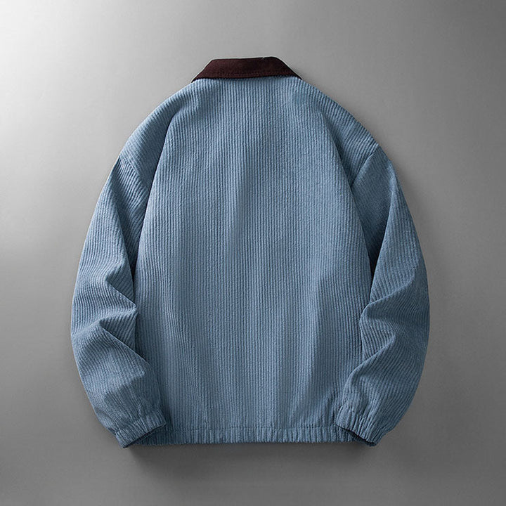 Blaue Herren-Cordjacke mit dunklem Kontrastkragen, langärmligem Design und elastischem Saum in moderner Passform.