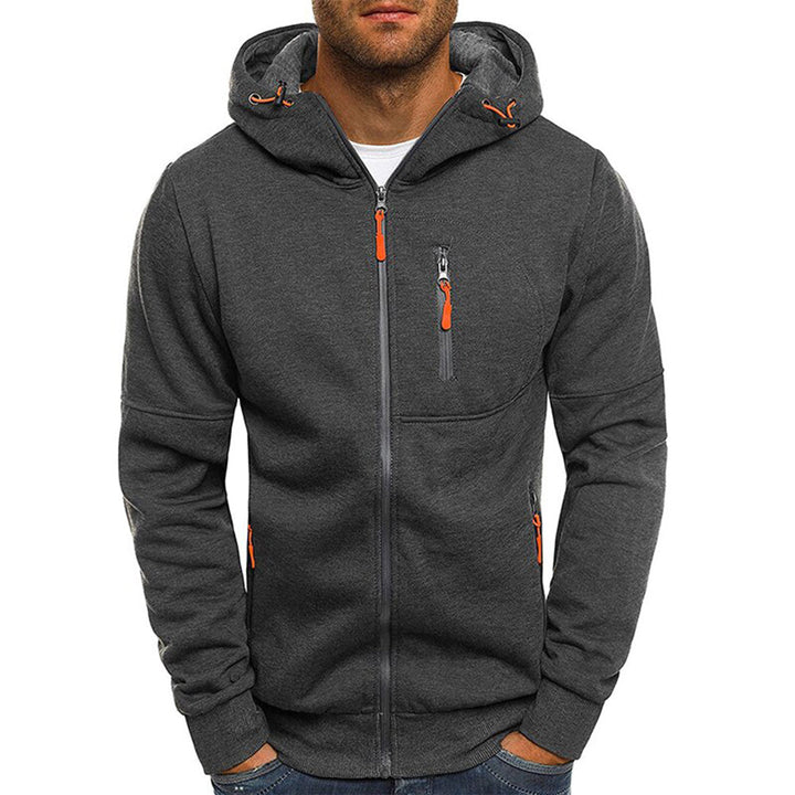 Dunkelgraue Herren-Sweatjacke mit Kapuze, Reißverschluss und markanten orangefarbenen Akzenten an den Zippern.