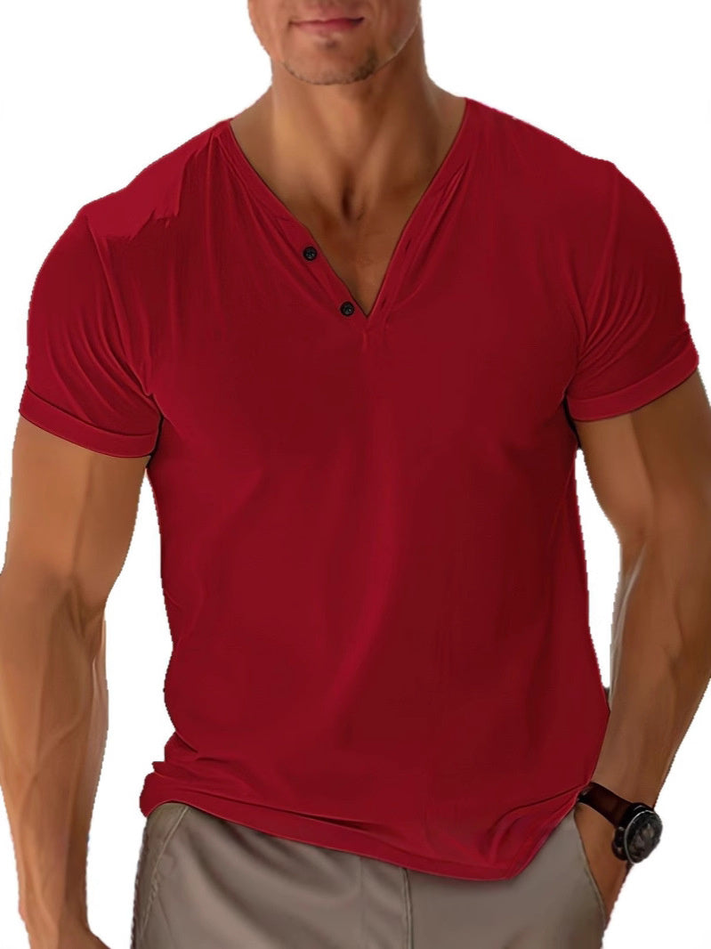 Rotes Herren T-Shirt mit V-Ausschnitt, Knopfleiste und kurzen Ärmeln aus weichem Stoff für einen modernen Look.