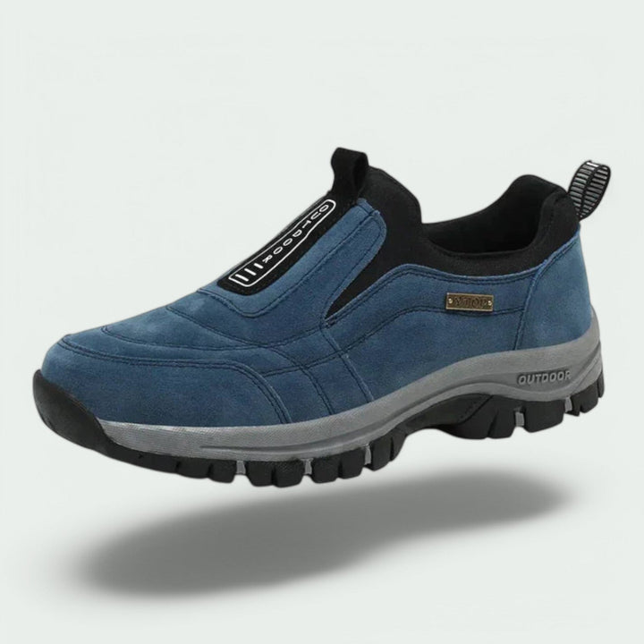 Blauer Herren-Slip-on Sneaker mit Wildleder-Optik, gepolstertem Schaft und robuster, profilierter Outdoor-Laufsohle.