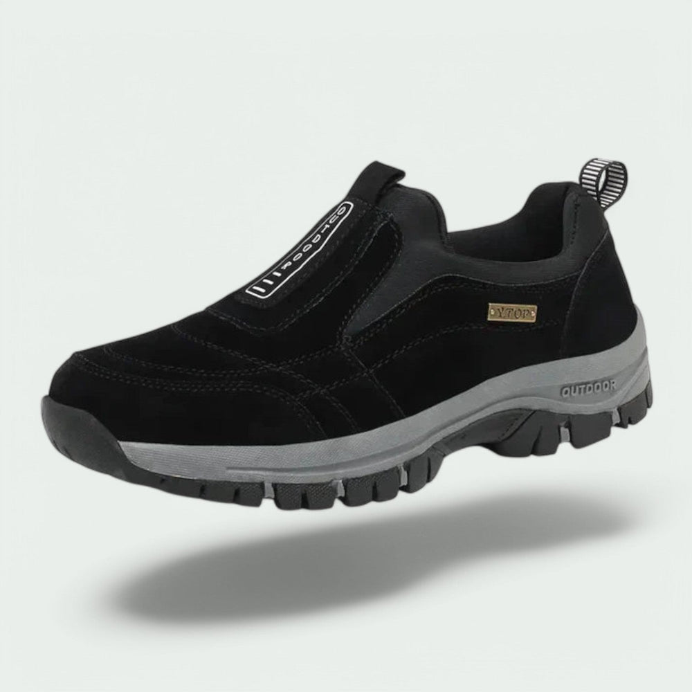 Schwarzer Noah Herren-Slip-on Sneaker mit gepolstertem Schaft, robuster Profilsohle und praktischem Schlupf-Design.