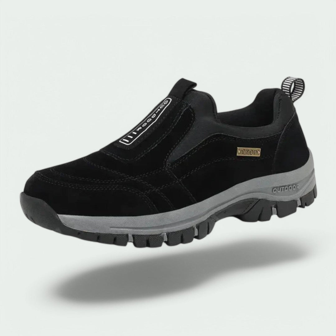 Schwarzer Noah Herren-Slip-on Sneaker mit gepolstertem Schaft, robuster Profilsohle und praktischem Schlupf-Design.