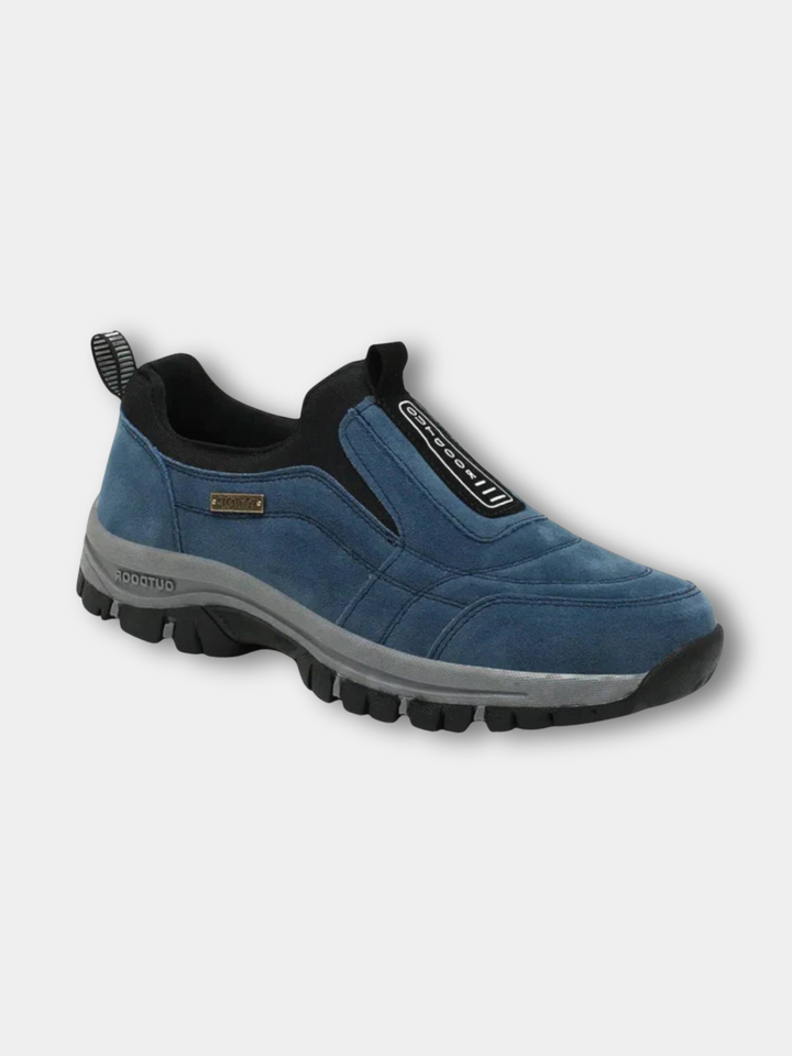 Blauer Herren-Slip-on Sneaker aus weichem Wildleder mit gepolstertem Schaft und robuster, profilierter Outdoor-Laufsohle.