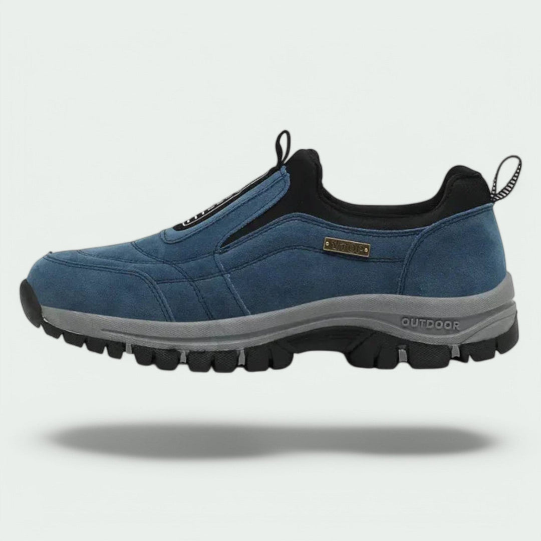 Blauer Herren-Slip-on Sneaker aus Wildleder mit gepolstertem Schaft und robuster, profilierter Outdoor-Laufsohle.