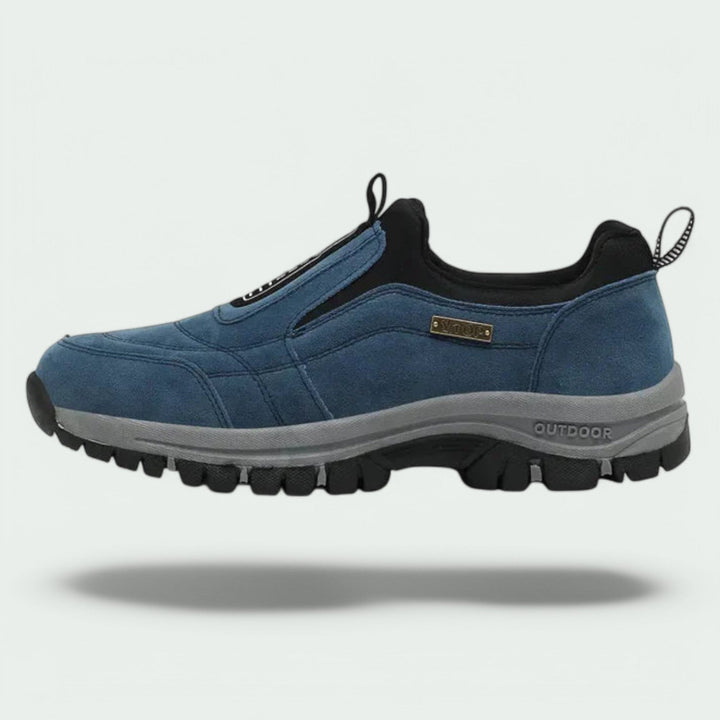 Blauer Herren-Slip-on Sneaker aus Wildleder mit gepolstertem Schaft und robuster, profilierter Outdoor-Laufsohle.
