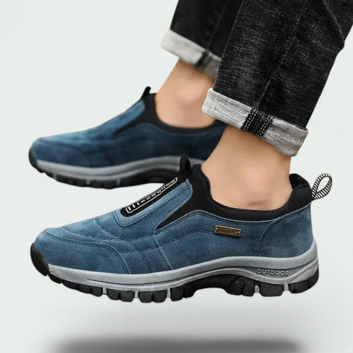Blauer Noah Herren-Slip-on Sneaker aus Wildleder mit gepolstertem Schaft und robuster, profilierter Outdoor-Laufsohle.