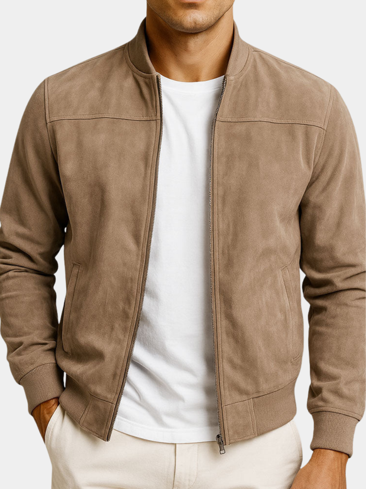 Beige Herren-Bomberjacke in Wildleder-Optik mit Stehkragen, Reißverschluss und gerippten Bündchen.