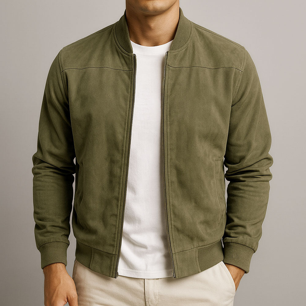 Olivgrüne Herren-Bomberjacke in Wildleder-Optik mit Stehkragen, Reißverschluss und gerippten Bündchen.