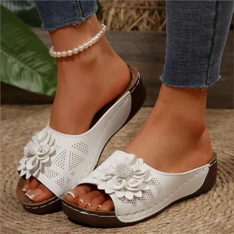 Weiße Nora Keilsandalen für Damen mit floralem Detail und bequemer Sohle