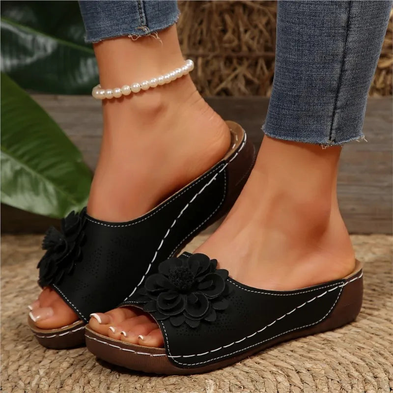Schwarze Nora Damen Keilsandalen mit Blumendetail und brauner Sohle