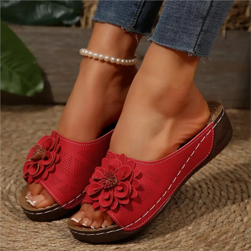 Rote Nora Damen Keilsandalen mit Blumen-Detail und Keilsohle