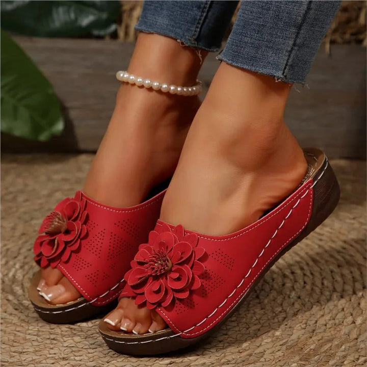 Rote Nora Damen Keilsandalen mit Blumen-Detail und Keilsohle