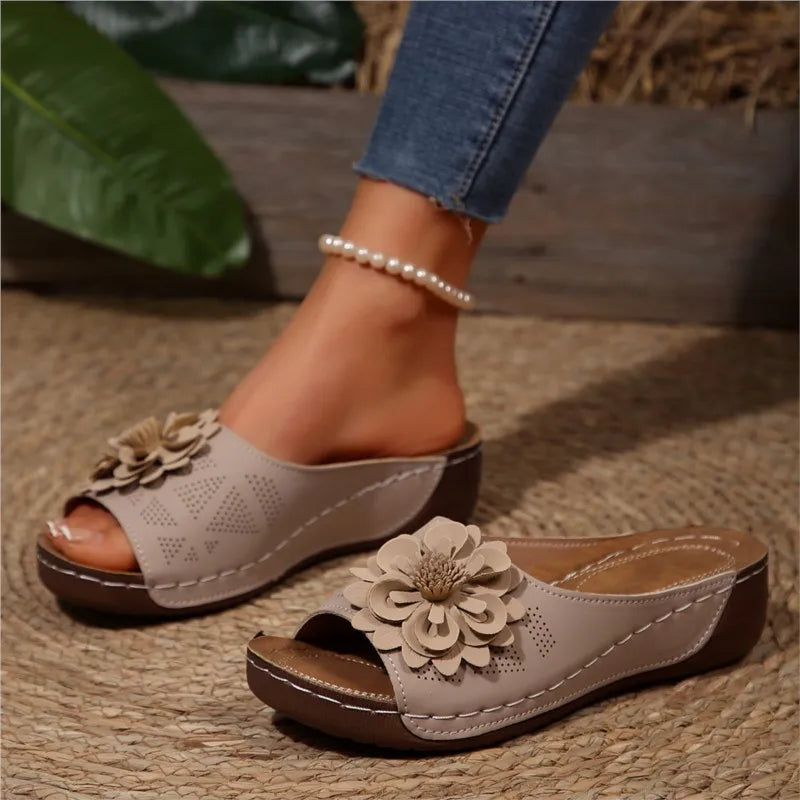 Beige Nora Keilsandalen für Damen mit Blumendetail und Lochmuster.