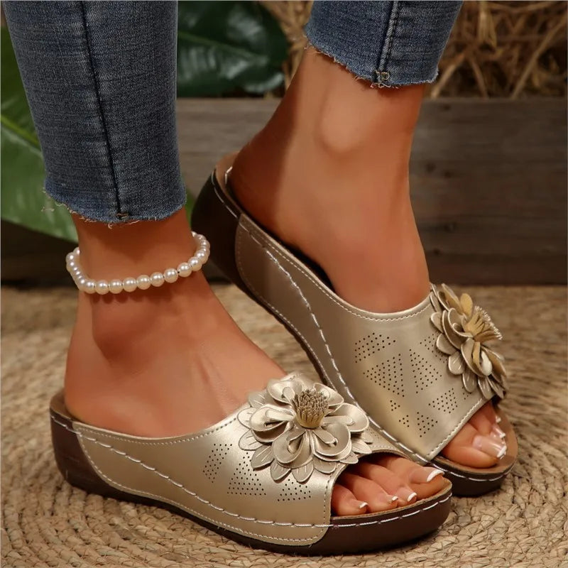 Nora Damen Keilsandalen in Gold mit Blumendetail und Keilsohle