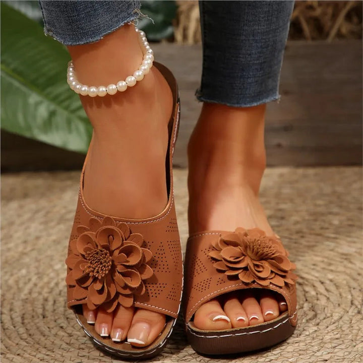 Nora braune Damen Keilsandalen mit Blumendetail und offener Zehenpartie